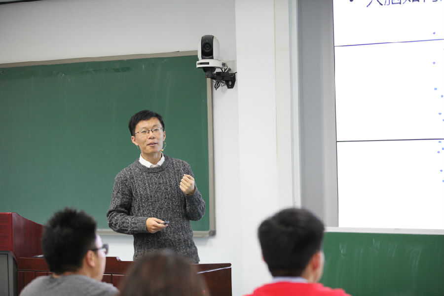 7理工科组比赛现场软件与微电子学院莫同.JPG