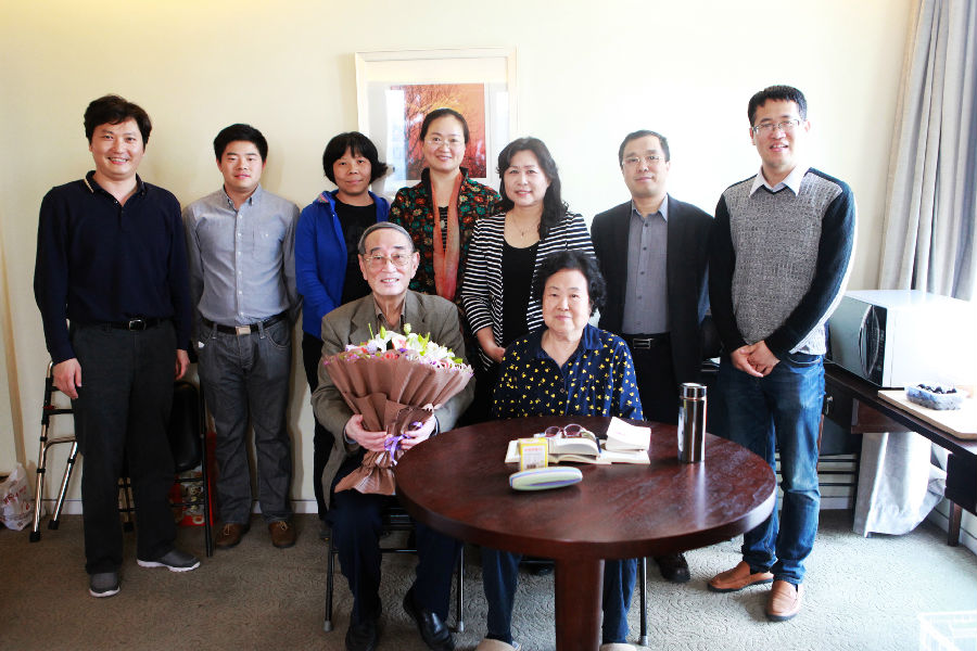 慰问光华管理学院厉以宁教授.JPG