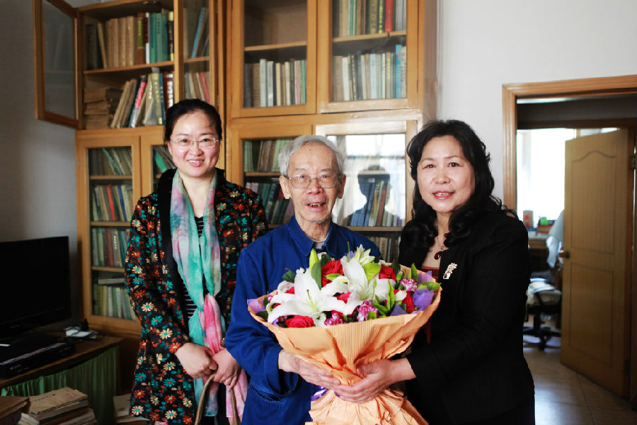 慰问历史学系祝总斌教授.JPG