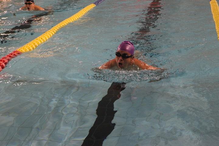 谭小江老师在男子D组100米蛙泳比赛中