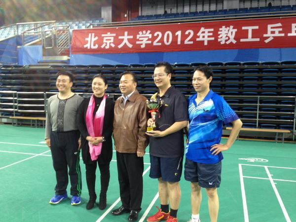 与世界冠军刘伟合影留念