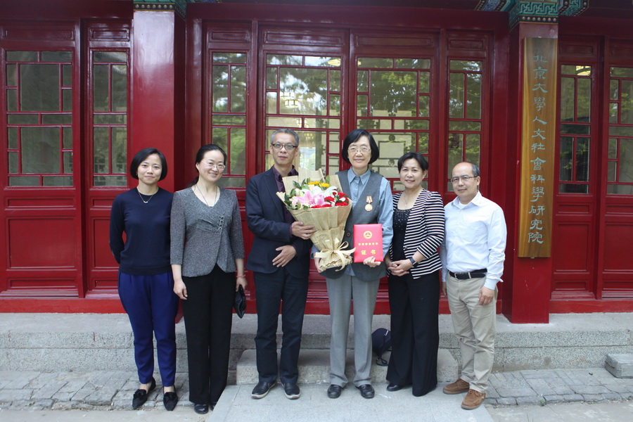 慰问2017年首都劳动奖章获得者、历史学系邓小南老师_调整大小.JPG