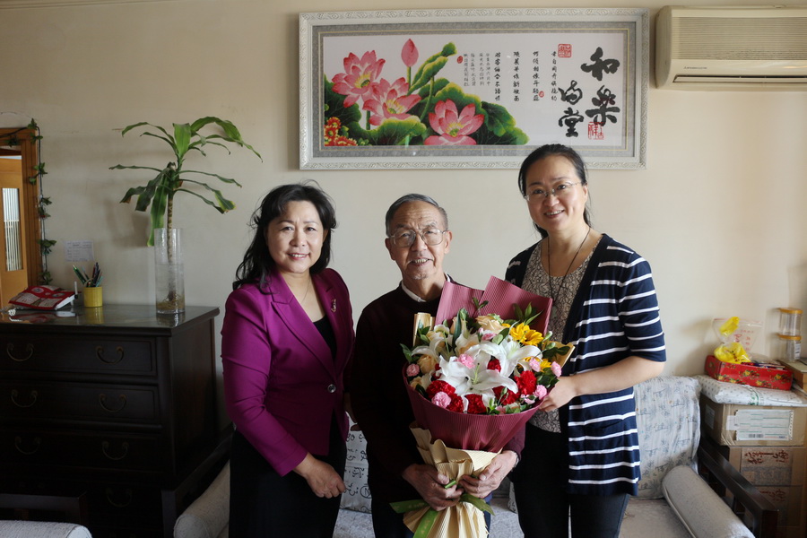 慰问1985年北京市劳动模范、中文系蒋绍愚老师_调整大小.JPG