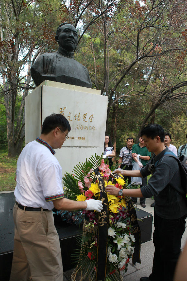 向蔡元培老校长敬献花篮 (2).jpg