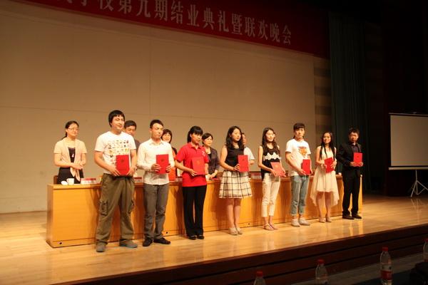 为优秀学员颁奖_调整大小.JPG