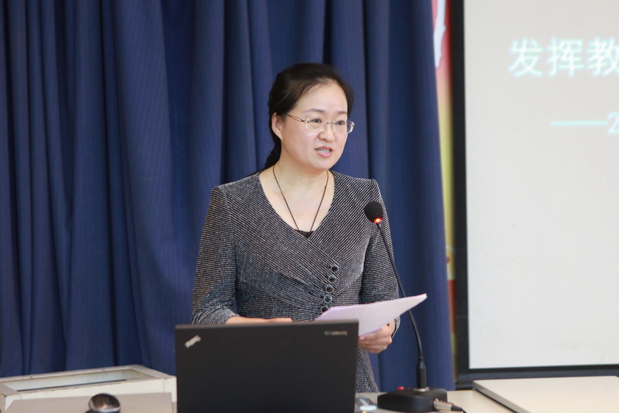 校工会副主席迟春霞主持会议.JPG