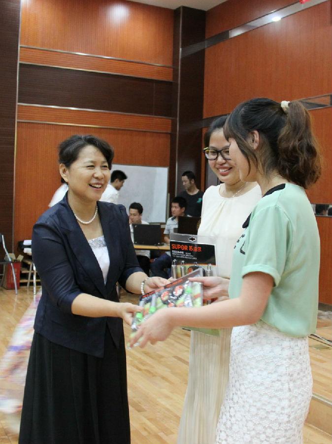 孙丽颁奖_调整大小.JPG