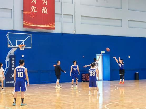 图片包含 体育, 运动, 院子, 户外 AI 生成的内容可能不正确。