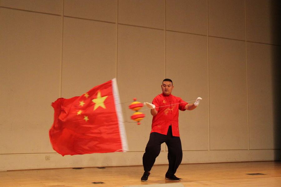 结业晚会:杂技《抖空竹》.JPG