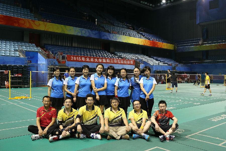 羽毛球队参加学校比赛合影.jpg