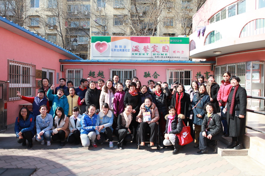 与温馨家园学员及志愿者合影_调整大小.JPG