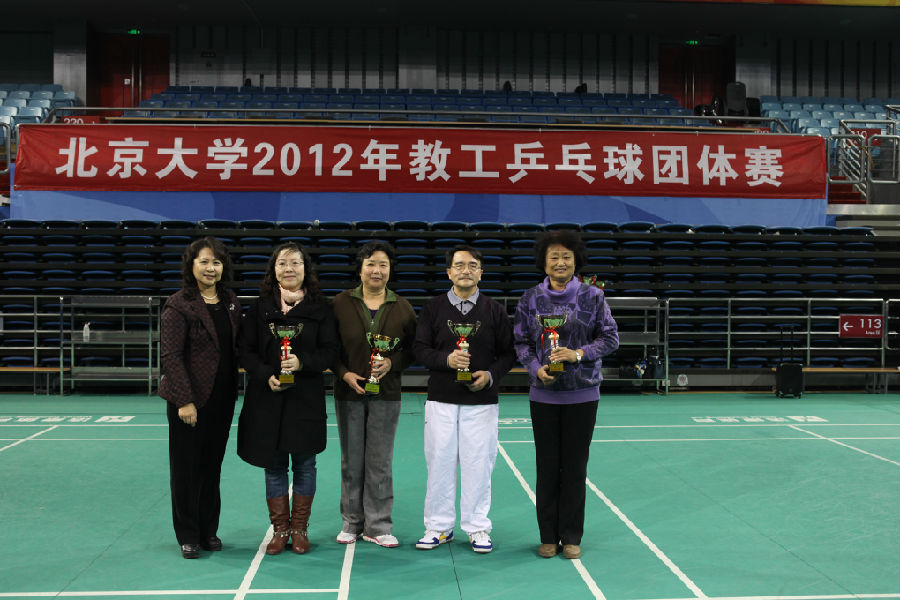 校长助理、工会主席孙丽为获奖队伍颁奖