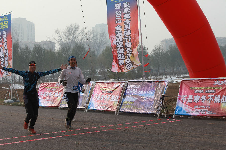 北大队员集体冲过终点.JPG