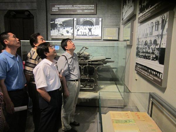 街道领导干部认真参观学习.jpg