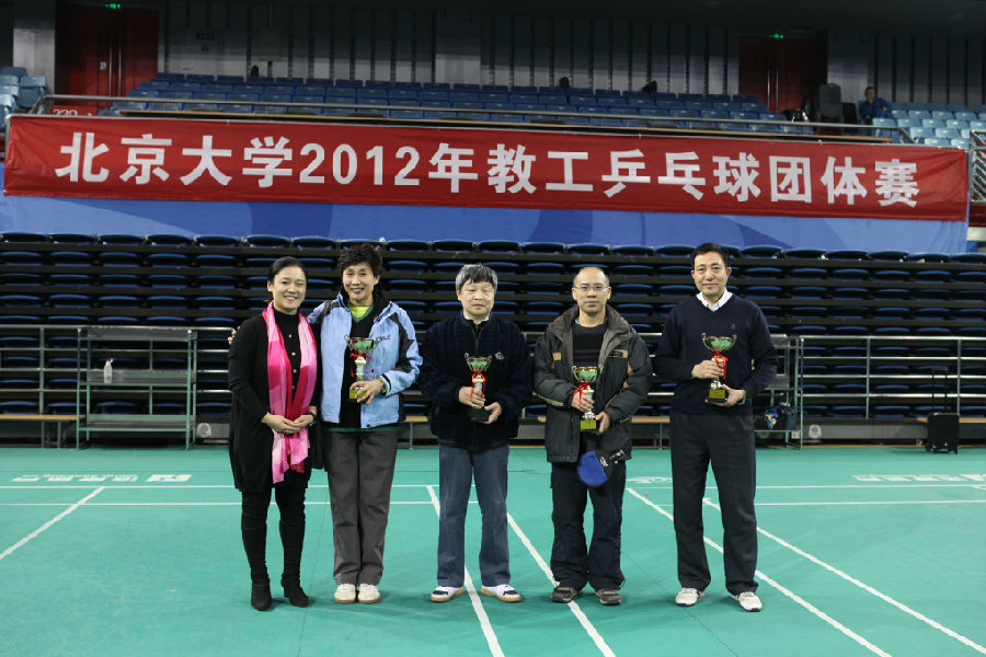 乒乓球世界冠军刘伟为获奖队伍颁奖