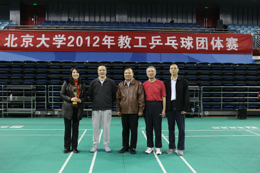 张彦常务副书记副校长为男子团体冠军数学学院颁奖