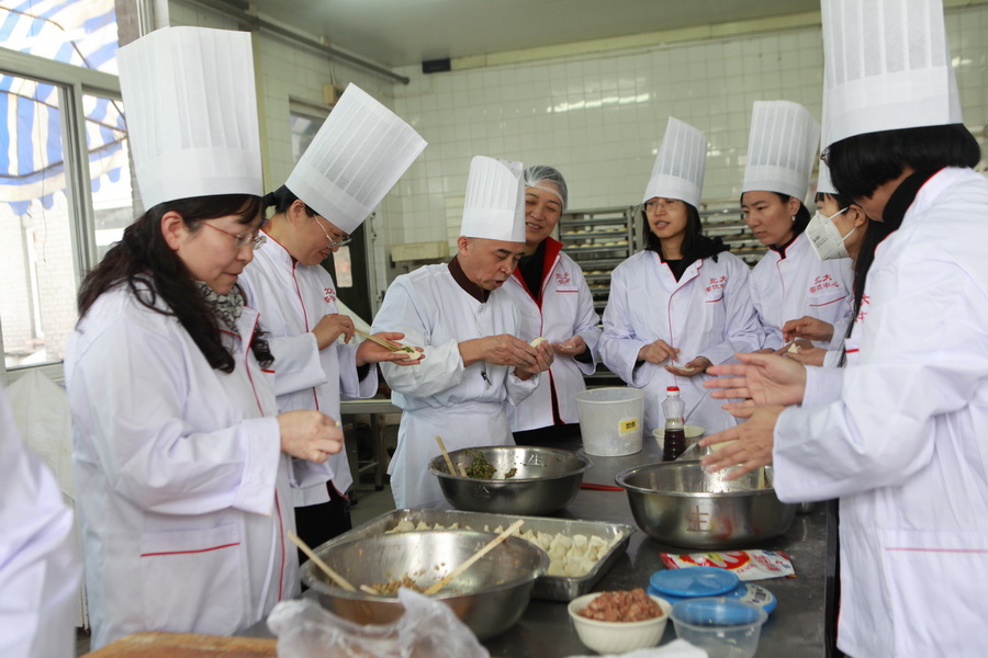 161228 校工会举办女教授沙龙之“饺子DIY”活动1_调整大小.JPG