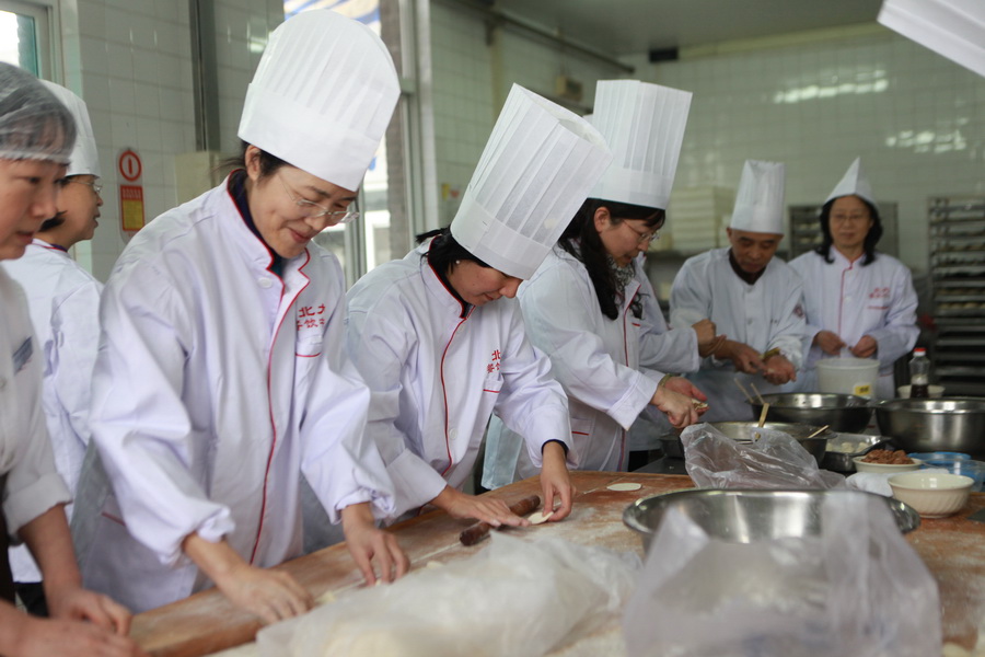 161228 校工会举办女教授沙龙之“饺子DIY”活动2_调整大小.JPG