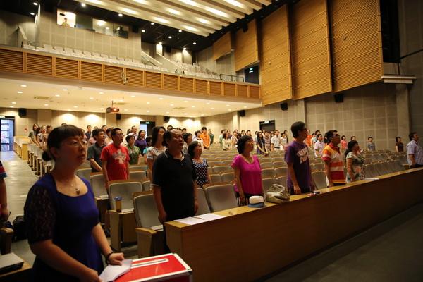 全体起立唱国歌